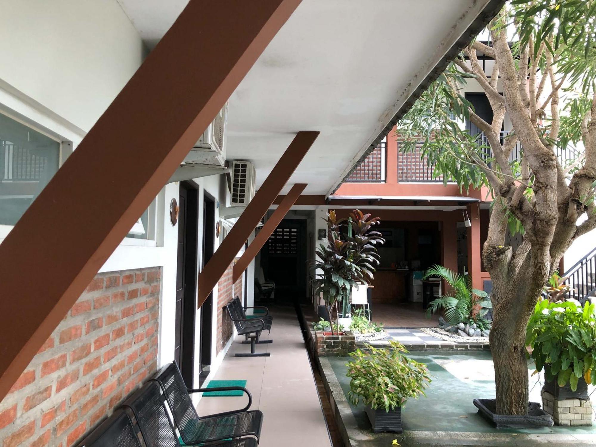 Reddooz Plus At Ininnawa Homestay Syariah Palu Exteriér fotografie
